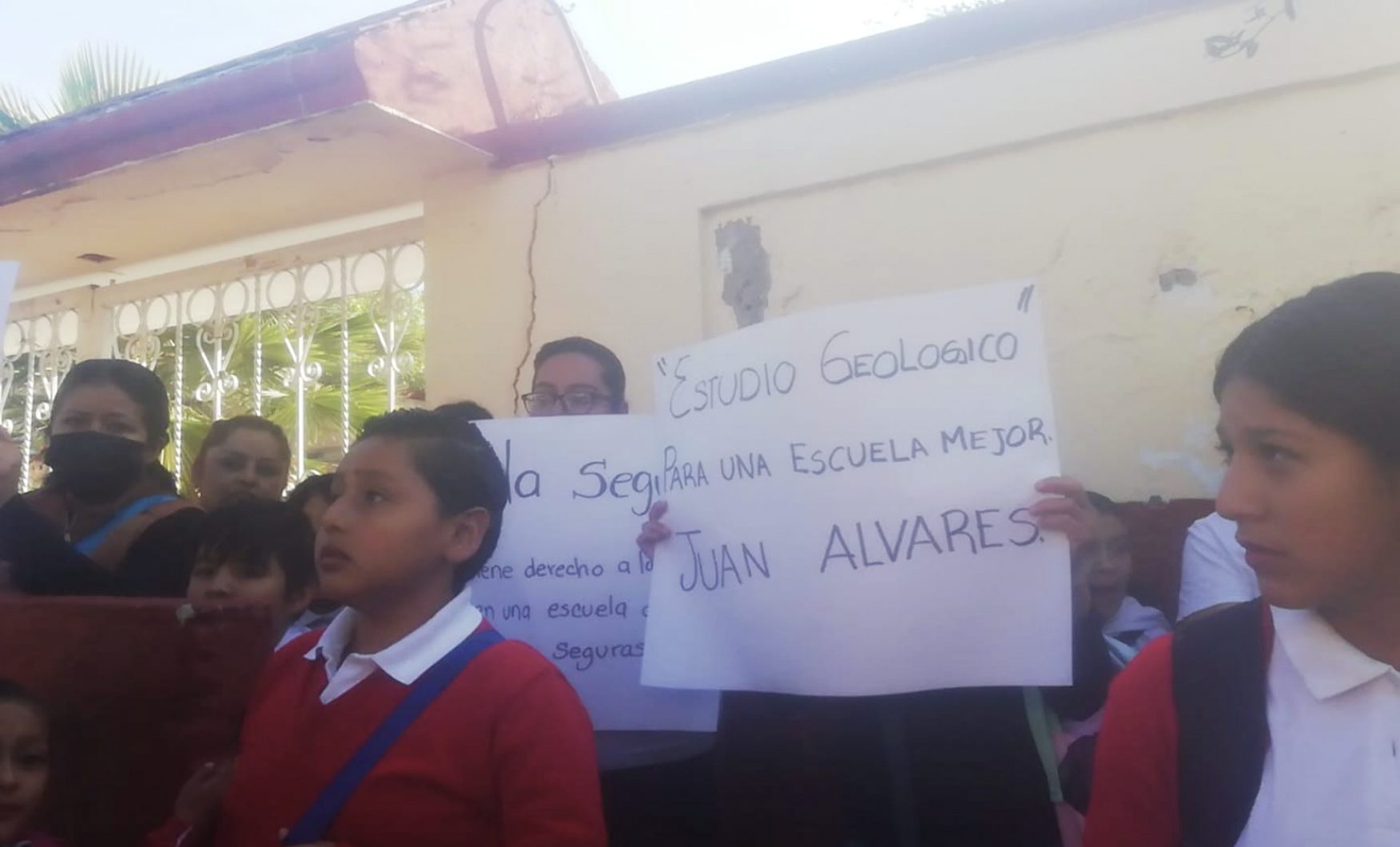 Padres de familia se manifiestan por malas condiciones en escuela ...